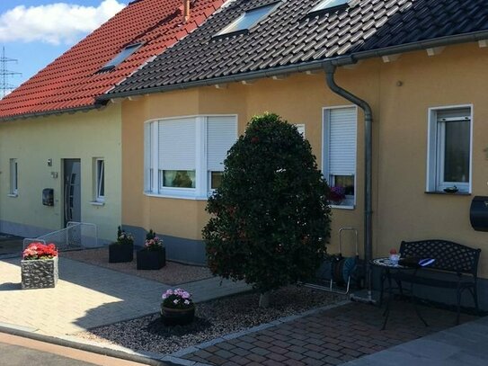 Doppelhaushälfte/ArtMaisonette, groß. Wohnzimmer, 3 Schlafzimmer, gr. Wohnküche, W-D-Bad, Terrasse/Garten/Carport, 120…