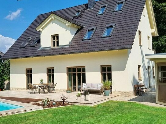 Luxus Landhaus mit Pool und freiem Blick ins Grüne - in TOP Lage - Effizienzhaus A+