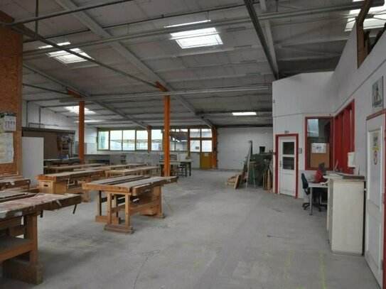 Halle / Werkstatt mit Büro- / Sozialräumen ca. 1.150 m² in Offenburg - zu vermieten