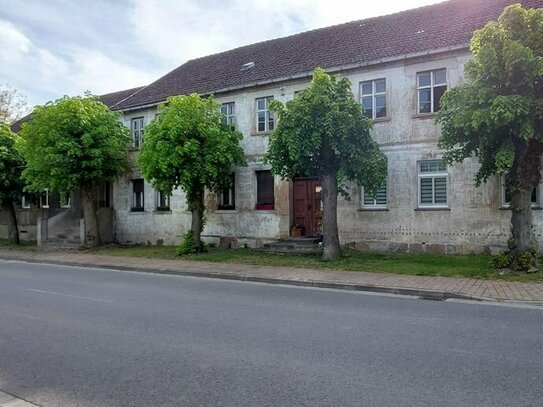 Pferdehof mit 22 Boxen, mit großem Wohnhaus und Geschäftshaus.