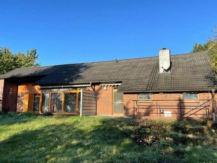 Attraktiver Bungalow mit Süd- Terrasse, Garage und weitläufigem Grundstück in bester Ortslage