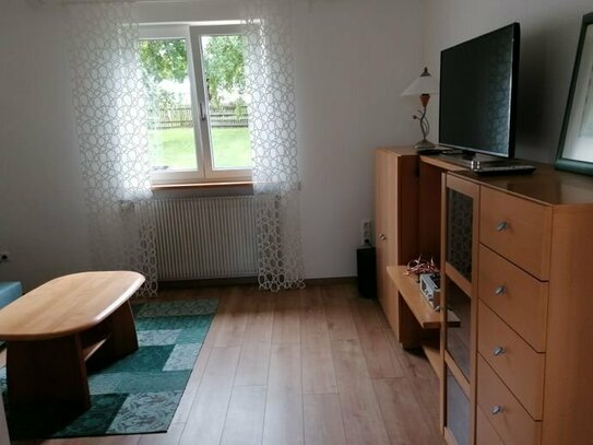 Ruhig gelegene, frisch sanierte und renovierte 2-Zimmer-Wohnung - mit Flair und Garten - sofort bezugsfrei!