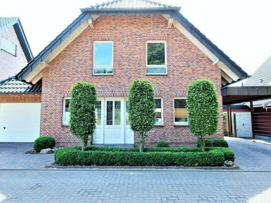 Vollunterkellertes, freistehendes Einfamilienhaus mit Garage und Carport in ruhiger Lage