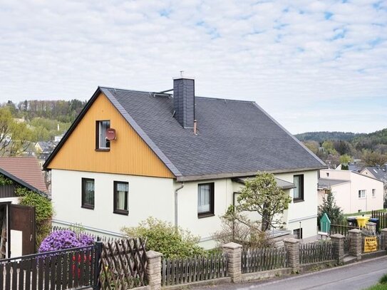 Teilsaniertes Einfamilienhaus BJ 1980 (Fertigteilhaus) mit Balkon, Vollunterkellerung und Garage in ruhiger Ortsrandlag…