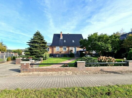 * ! Preisreduzierung ! * Courtagefrei * ! Gepflegtes Einfamilienhaus mit viel PLatz und Garten - ideal für die Familie!…