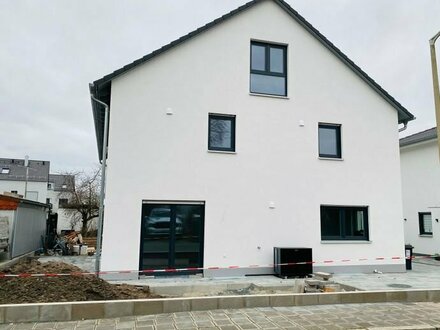 Neubau Traumhaus zu vermieten Top Lage Doppelhaushälfte Haus mit Garten