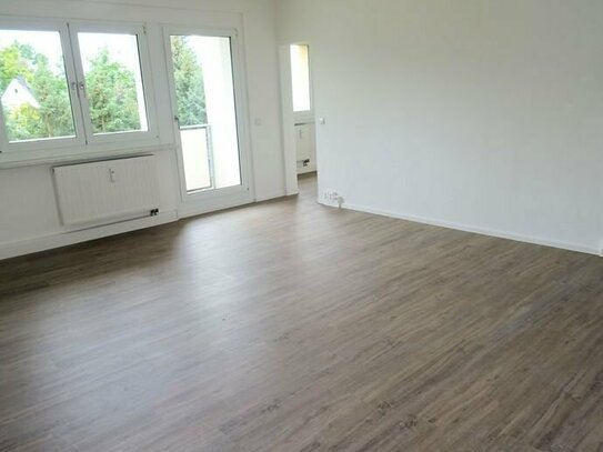 * Balkon* Hier wird saniert * 4 Zimmer Wohnung in Werdau zu vermieten!!