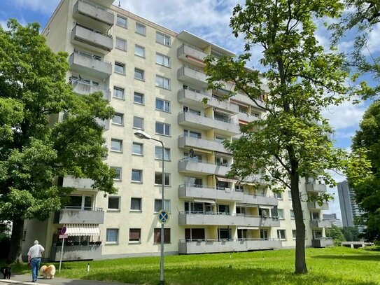 Teilrenovierte 3 Zimmer Wohnung mit tollem Ausblick - sofort frei!