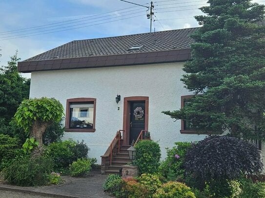 Gepflegtes 2 Familienhaus in ruhiger Lage von Felsberg