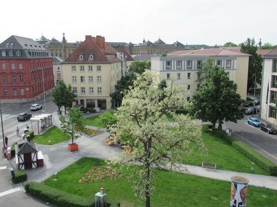 großzügige 3-Zimmer-Wohnung über den Dächern von Würzburg, befristet bis 31.12.2025