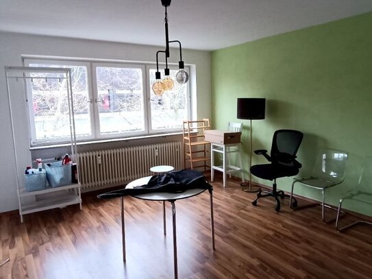 Helle, zentrale Wohnung mit zwei Zimmern und Balkon ideal für Pärchen