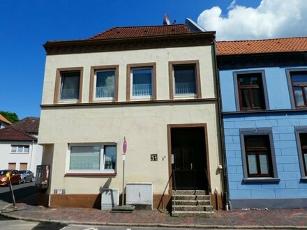 + + + Seltene Gelegenheit - Solides Zweifamilienhaus mit kleiner Terrasse im Stadtkern von Glückstadt + + +