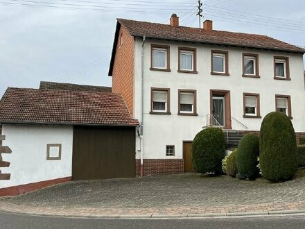 Ehemaliges Bauernhaus mit Stall und Scheunen auf großem Grundstück