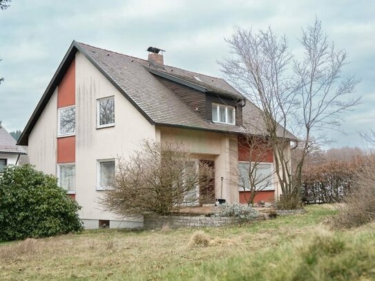 Sanierungsbedürftiges Einfamilienhaus mit großzügigem Grundstück in Oberviechtach