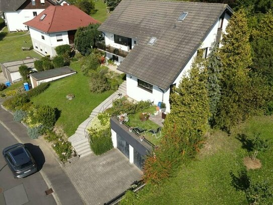 Traumhafte - großzügige Wohnung - mit großem Garten