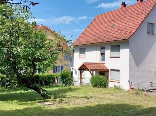 Zentral gelegenes Drei-Familienhaus / Mehrgenerationenhaus mit 900m² Garten und großem Hof