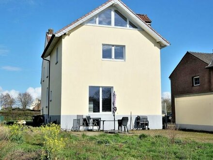 Wohneigentum im Zweifamilienhaus mit Garten und schöner Aussicht auf den Altrhein