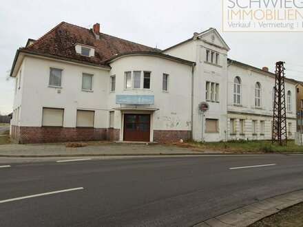 Saalgebäude mit großem Grundstück und Kegelbahn in Forst