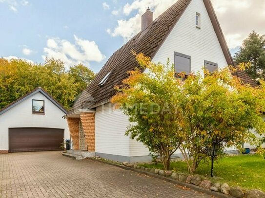 Großzügiges Einfamilienhaus mit gepflegtem Garten, Terrasse, Balkon, Garage und Stellplatz