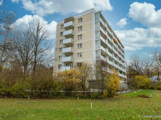 RE/MAX - Ruhig gelegene, renovierungsbedürftige Whg mit Terrasse und eigenem Garten