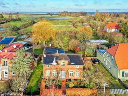 Historisches Büdnerhaus auf schönem Grundstück zwischen Bodden und Ostsee