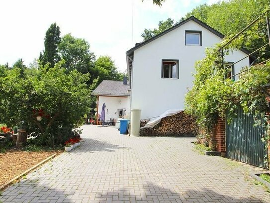 Naturliebhaber aufgepasst: Schönes 1-2 Familienhaus auf großem Grundstück in Adelebsen