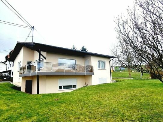 Alpenrod: Freistehendes Einfamilienhaus mit Garage und Garten in Ortsrandlage