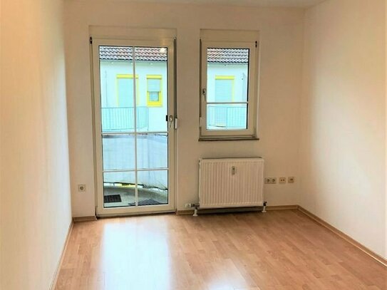 Zentral gelegene EG-Wohnung m. Terrasse & Tiefgarage (Erbbaurecht 31.12.2086)