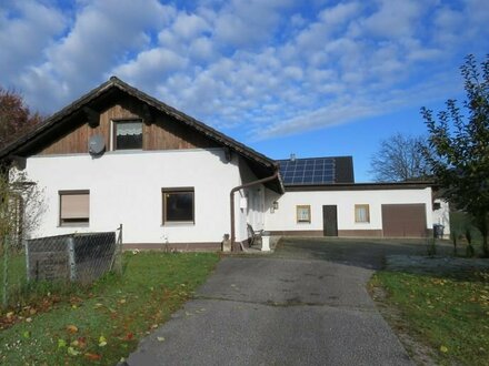 Einfamilienhaus mit Anbau im Bungalowstil in ruhiger und sonniger Ortsrandlage mit unverbaubarer Aussicht in Egg