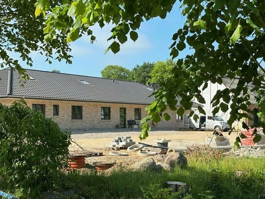 BEZUGSFERTIG: 10 Autominuten von Husum NEUBAU Bungalow- Endhaus mit Carport und Südterrasse !