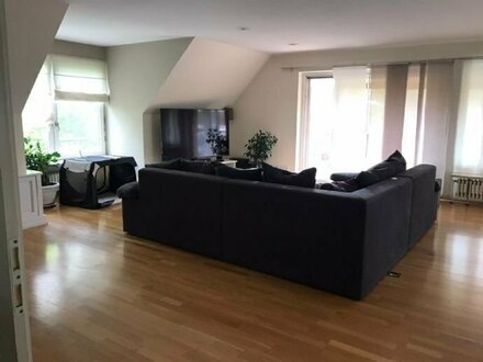Gepflegte 4-Raum-Wohnung mit Balkon und Einbauküche in Bönningstedt