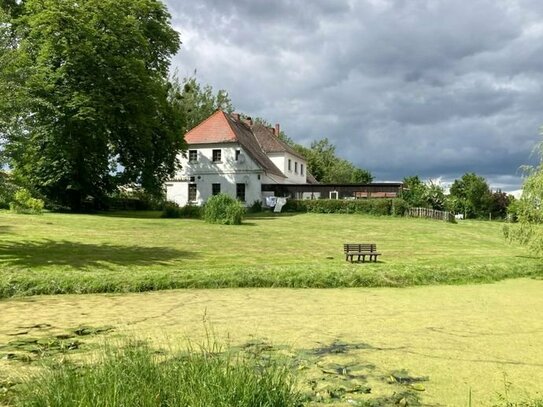 Individuell: Großzügiges Objekt - vielseitig nutzbar - Grundstück ca. 8000 m² mit Teich....