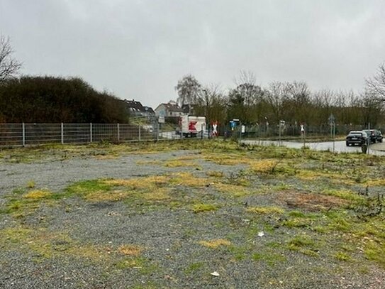 Abgeschlossene Gewerbe-/Freifläche als Abstellfläche für PKWs, Container oder LKWs. Zentrale Lage