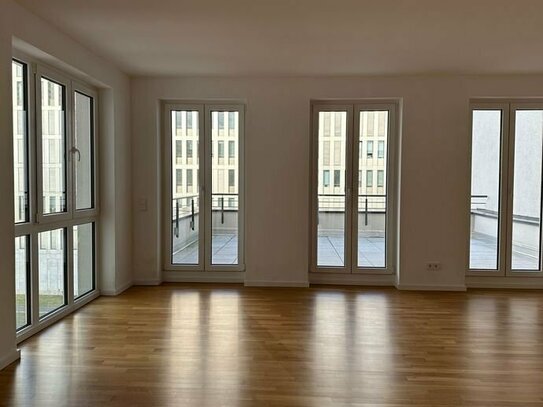 Großzügig gestaltete 3-Zimmer-Wohnung mit Balkon, Einbauküche und Fahrstuhl in der Mitte Berlins