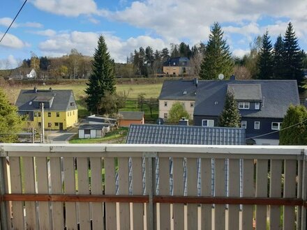 Familientraum auf den Dächern Lauters im sanierten Altbaucharme mit Balkon, Einbauküche und neuer Heizung