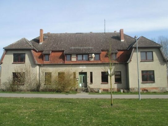 Viel Platz für Ideen: Gutsverwalterhaus auf großem Naturgrundstück in Dorfrandlage bei Neubrandenburg