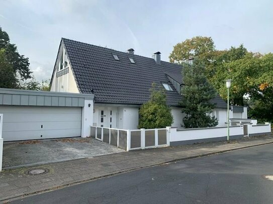 Düsseldorf/Neuss: Ein/Zweifamilienhaus mit viel Platz für Familie & mehr