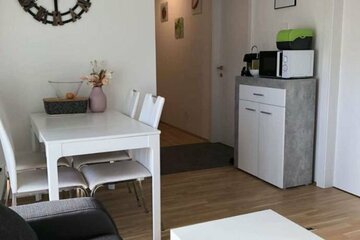 Schöne Wohnung 2 zimmer mit Garage und Einbauküche ruhige Gegend.