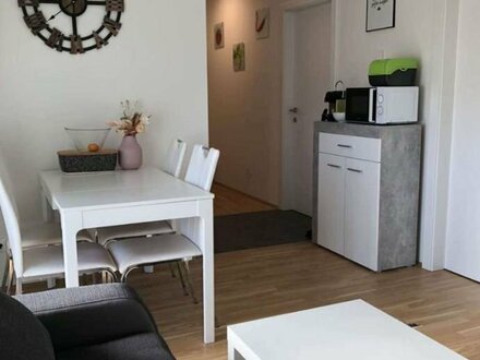 Schöne Wohnung 2 zimmer mit Garage und Einbauküche ruhige Gegend.