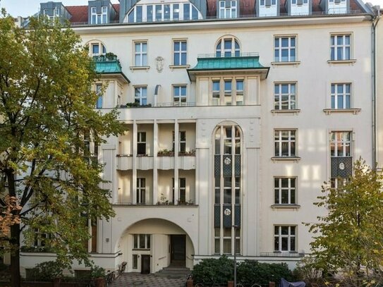 Vermietete Zweizimmerdachgeschosswohnung in schönem Jugendstil-Altbau unweit Olivaer Platz