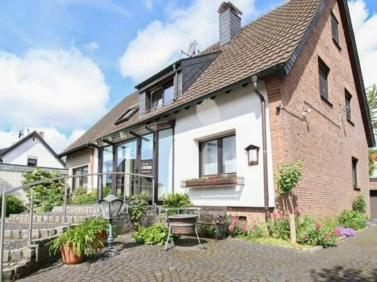 Einfamilienhaus in Viersen-Hamm: Charmantes Zuhause mit Wohnrecht und vermieteter Einliegerwohnung