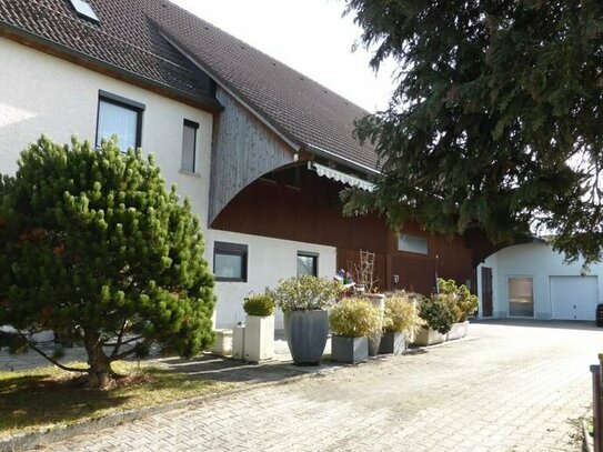 Zweifamilienhaus, großzügiges Anwesen mit Scheune, Garagen und Lagerräumen