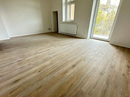 Alles NEU ! 1.OG mit Lift - Süd/West-Balkon - Bad mit Fenster/Wanne/Dusche u.v.m.