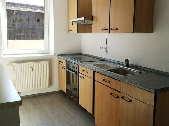 helle 2-Raumwohnung mit Einbauküche und grauen Laminat / Lobstädt