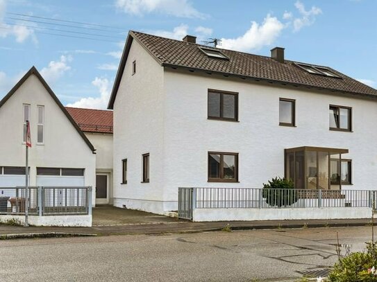 Großzügiges Ein-/Zweifamilienhaus mit ausgebautem Dachgeschoss in Gundelfingen