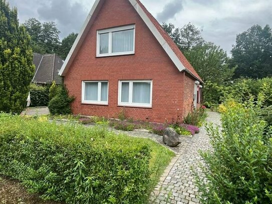 Behagliches Einfamilienhaus auf idyllischem Grundstück mit schönem Garten, in ruhiger Anlieger-Straße!