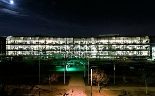 Lichtdurchflutete Büroflächen und bei Nacht auch besonders