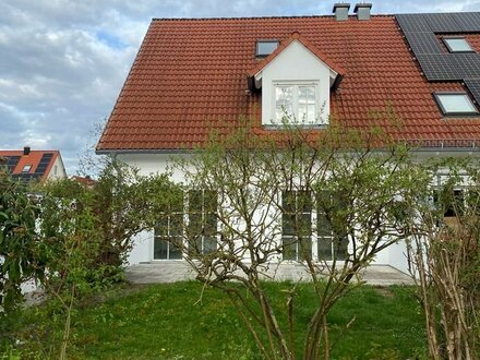 Attraktive Doppelhaushälfte mit 2 Terrassen und Garage in einer Spielstraße von Weisendorf