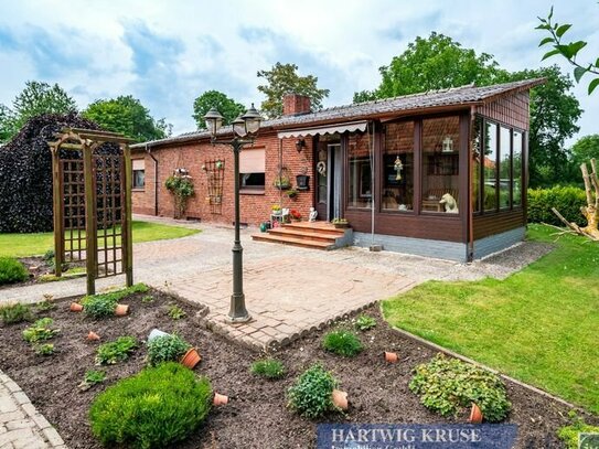 kleines Einfamilienhaus mit Nebengebäude, Terrasse und Wintergarten