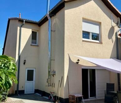 Modernisiertes Einfamilienhaus mit Garten in der Stadt